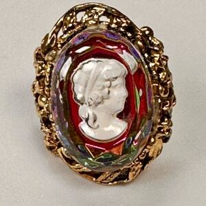 Elegant Gold Cameo Ring